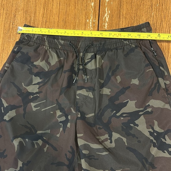 OLD NAVY Men’s Camo Athletic Shorts - Picture 3 of 5